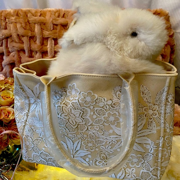 ❣️Oscar de la Renta❣️‼️HostPick 2x‼️Beautiful & Fun Tote Bag 🐰 - Picture 3 of 16
